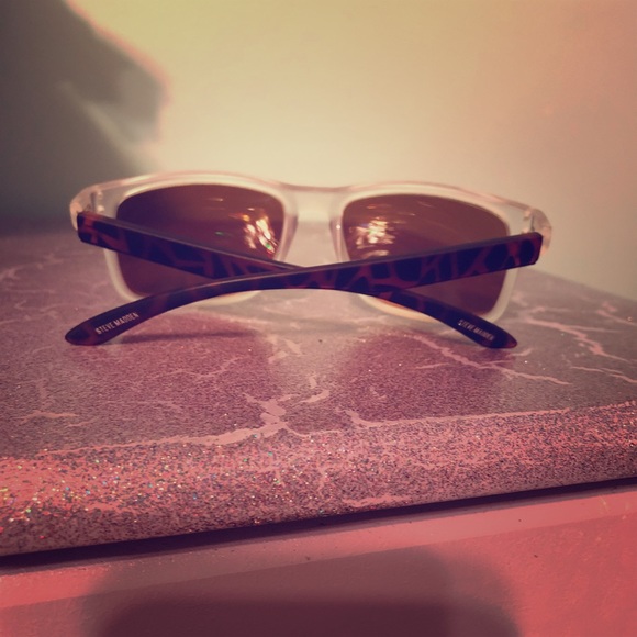 Women’s Steve Madden Sunglasses - Picture 2 of 3